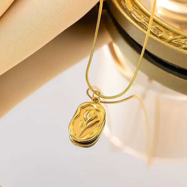 Embossed rose color guaranteed necklace 137