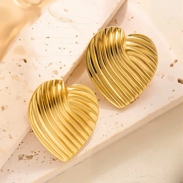 Heart shaped color guaranteed earrings 313