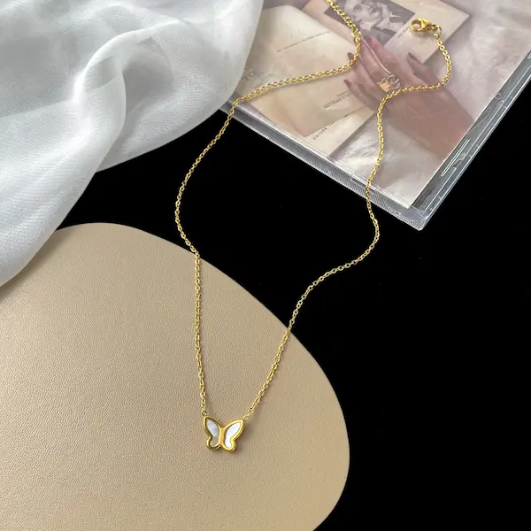White shell butterfly color guaranteed necklace 402