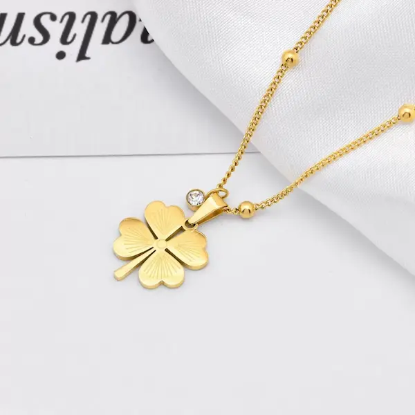 Single diamond and four leaf clover color guaranteed necklace 412