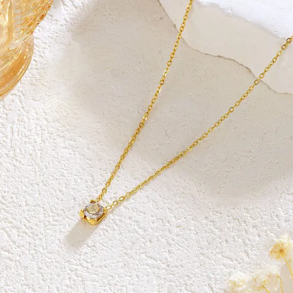 Four claw diamond color guaranteed necklace 542